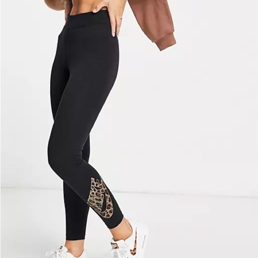Nike animal print logo leggings in black - Picture 3 of 6